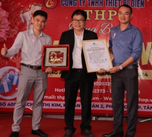 Ảnh trao chứng nhận Đại lý phân phối SACOM